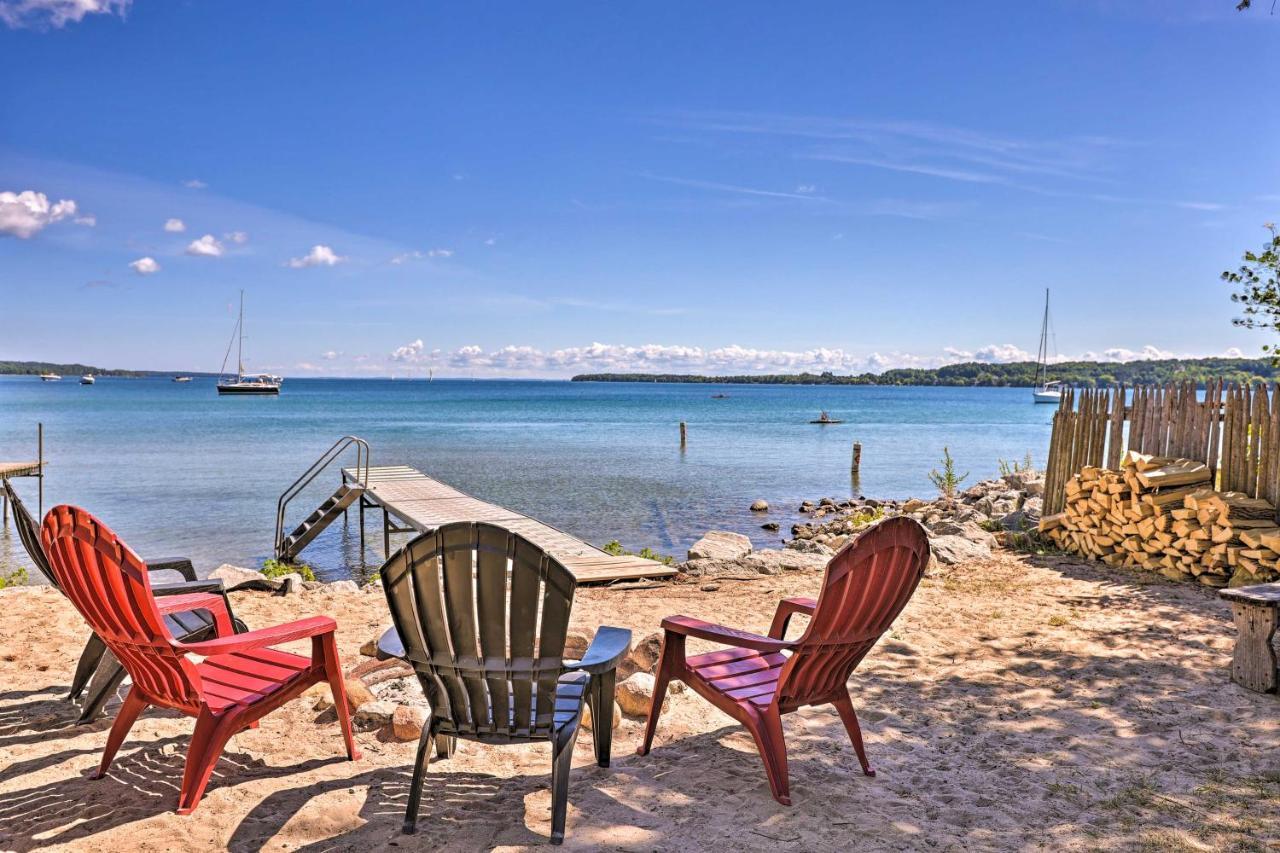 Quaint Studio With Shared Beach Walk To Suttons Bay Esterno foto